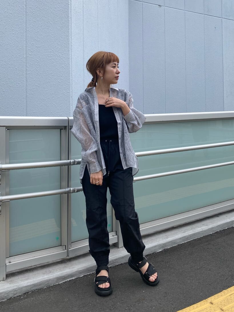 ブラック系のシャツ/ブラウス、ブラック系のその他パンツ、ブラック系のタンクトップを着用したレディースの春コーディネートの2枚目の写真