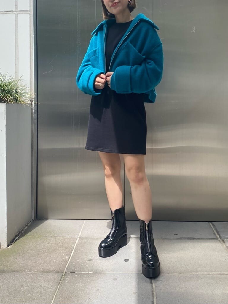 ブラック系のワンピース、ブルー系のブルゾンを着用したレディースの秋コーディネートの5枚目の写真