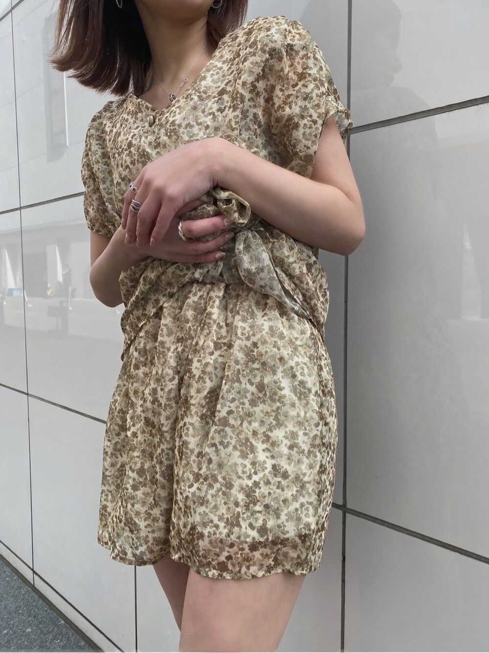 ベージュ系のワンピース、ベージュ系のハットを着用したレディースの春コーディネートの6枚目の写真