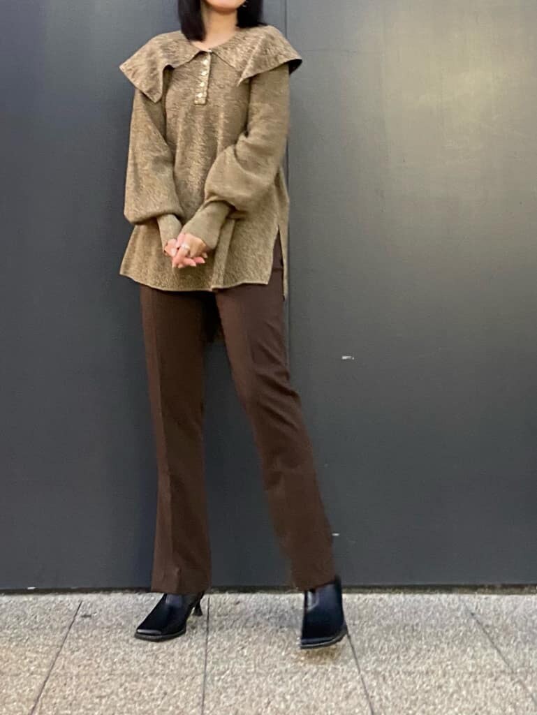 ブラウン系のその他パンツ、ブラック系のブーツ、イエロー系のニット/セーターを着用したレディースの秋コーディネートの2枚目の写真