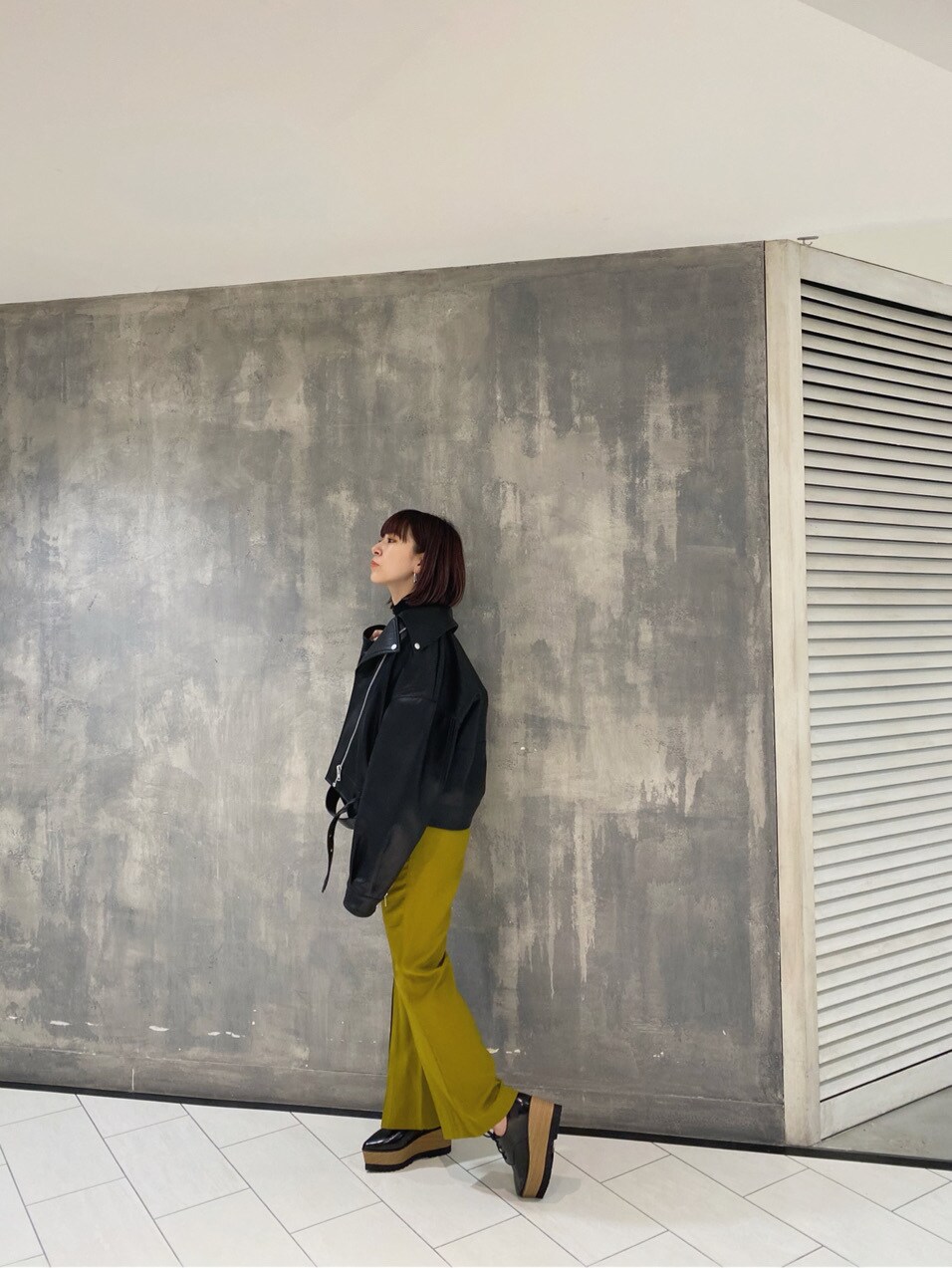 ベージュ系のその他パンツ、ブラック系のローファー、ブラック系のライダースジャケットを着用したレディースの冬コーディネートの2枚目の写真