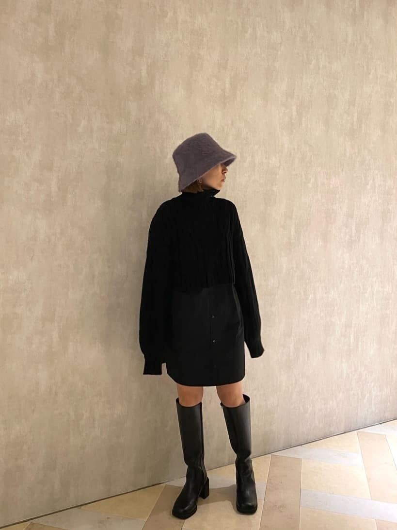 ブラック系のワンピース、ブラック系のブーツ、グレー系のハットを着用したレディースの秋コーディネートの2枚目の写真