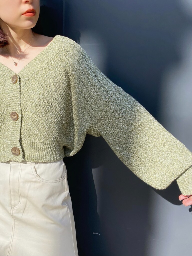 ホワイト系のローファー、ホワイト系のスカート、グリーン系のカーディガン/ボレロを着用したレディースの冬コーディネートの4枚目の写真