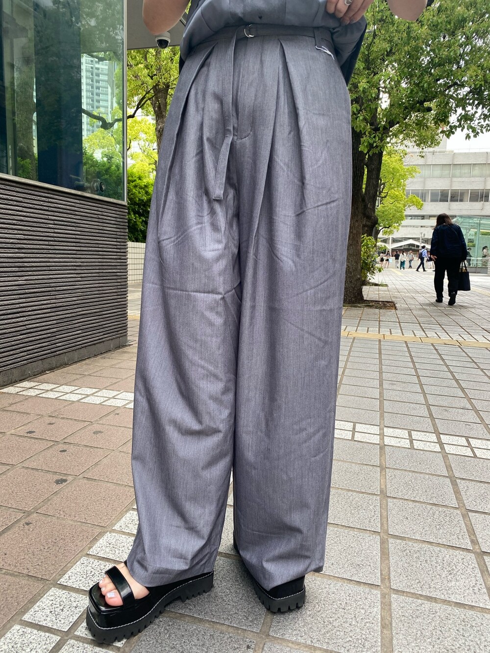 グレー系のキャミソール、グレー系のその他パンツ、ブラック系のTシャツ/カットソーを着用したレディースの春コーディネートの6枚目の写真