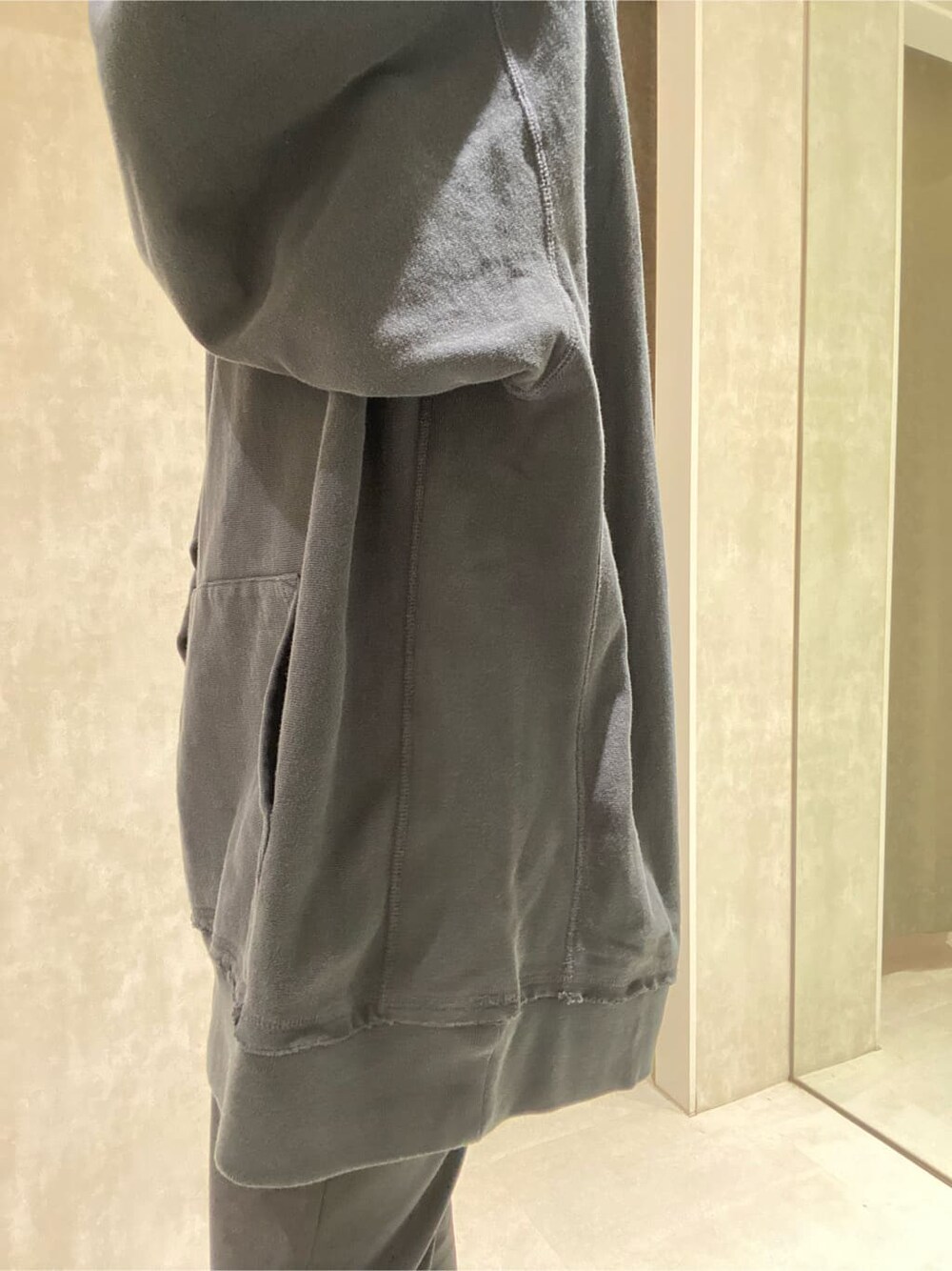 ブラック系のその他パンツ、グレー系のデニムジャケット、ブラック系のパーカーを着用したレディースの春コーディネートの8枚目の写真