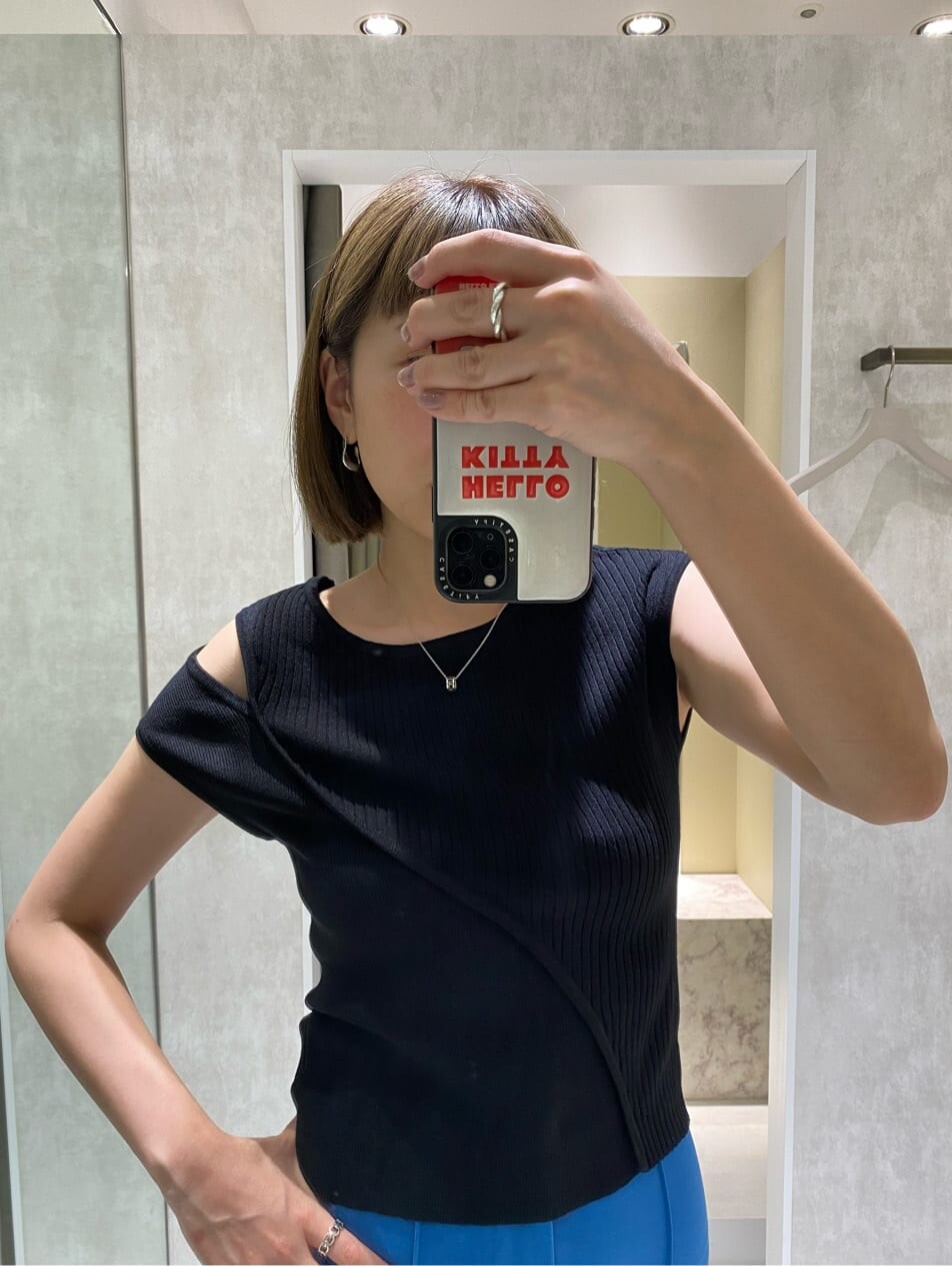 ブルー系のスラックス、ブラック系のベスト、ブラック系のタンクトップを着用したレディースの夏コーディネートの7枚目の写真