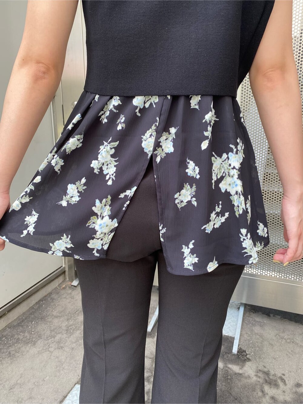 ブラック系のサンダル、ブラック系のスラックス、ブラック系のニット/セーターを着用したレディースの夏コーディネートの5枚目の写真