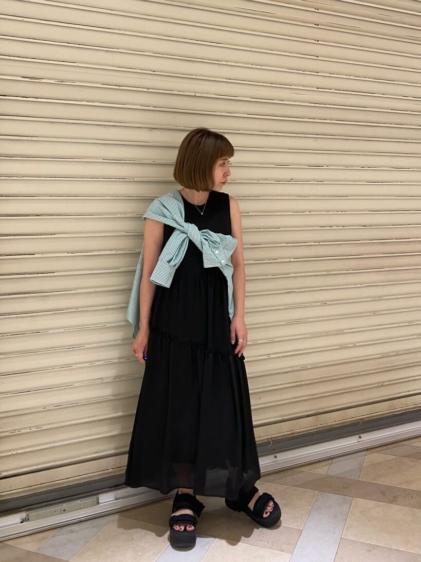 ブラック系のサンダル、ブラック系のワンピース、グリーン系のシャツ/ブラウスを着用したレディースの夏コーディネートの4枚目の写真