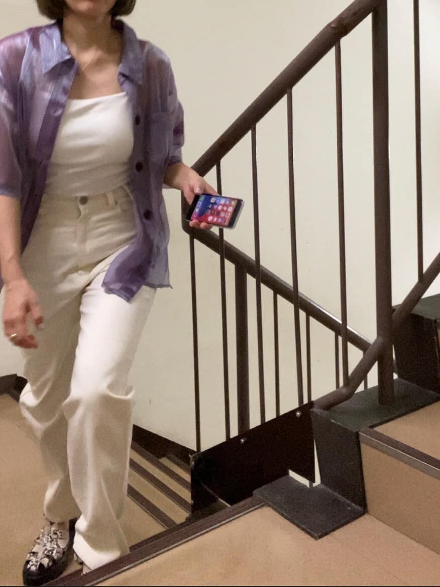 ホワイト系のキャミソール、ホワイト系のデニムパンツ、その他のサンダルを着用したレディースの夏コーディネートの2枚目の写真