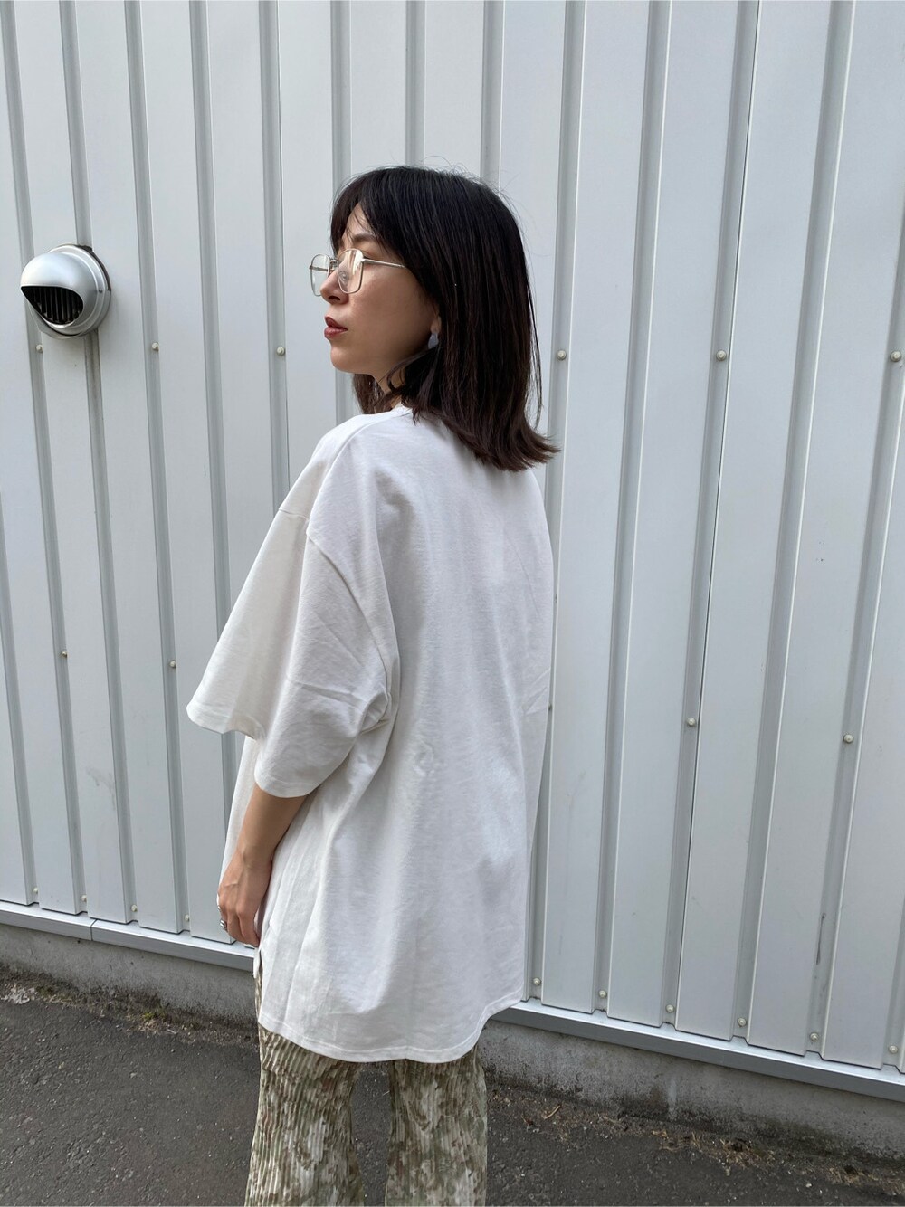 ホワイト系のTシャツ/カットソー、その他のその他パンツ、ベージュ系のサンダルを着用したレディースの春コーディネートの5枚目の写真