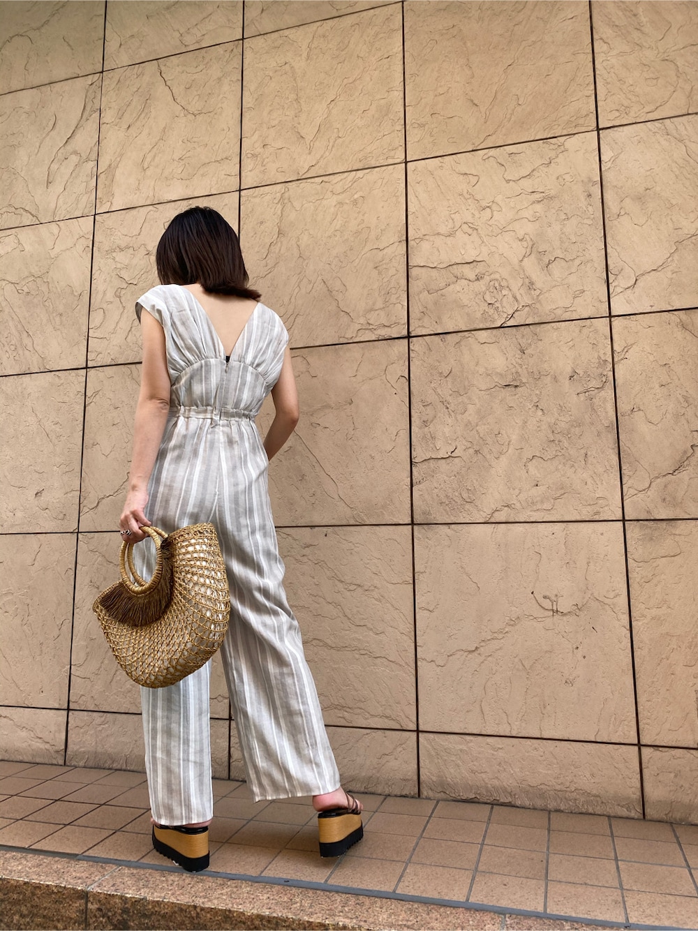 その他のつなぎ/オールインワン、ブラック系のサンダル、ベージュ系のかごバッグを着用したレディースの春コーディネートの3枚目の写真