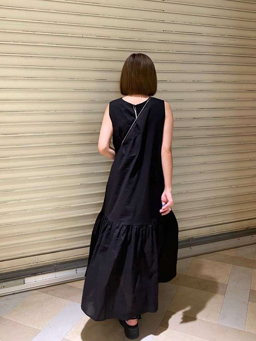 ブラック系のサンダル、ブラック系のショルダーバッグ、ブラウン系のワンピースを着用したレディースの夏コーディネートの4枚目の写真