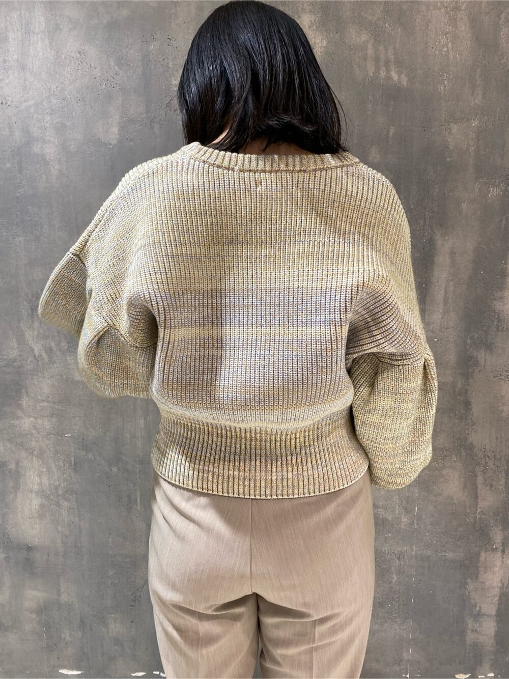 ホワイト系のブーツ、ホワイト系のスラックス、ホワイト系のニット/セーターを着用したレディースの冬コーディネートの5枚目の写真