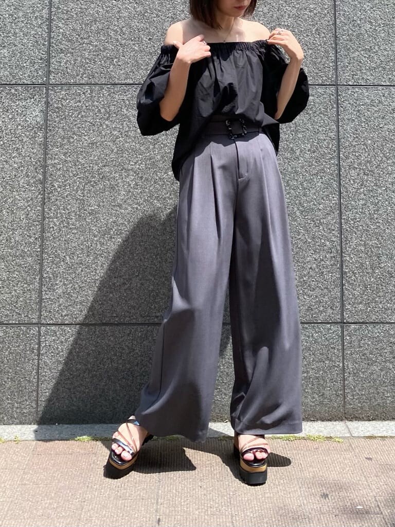 ブラック系のシャツ/ブラウス、ブラック系のサンダル、グレー系のその他パンツを着用したレディースの夏コーディネートの2枚目の写真