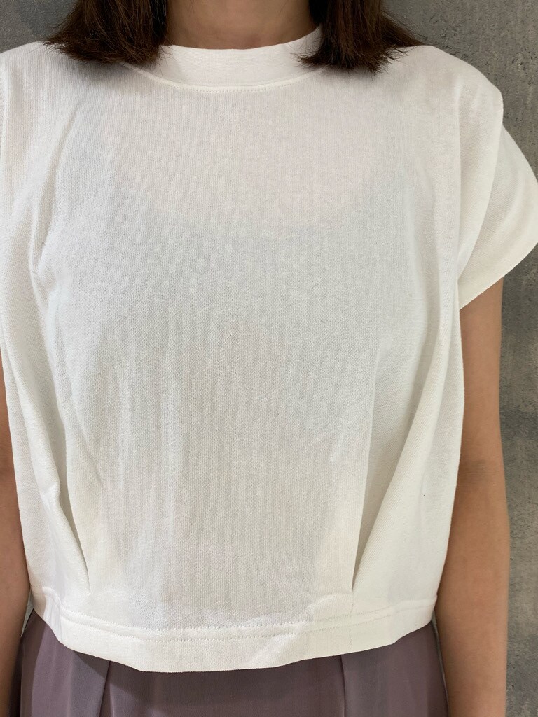 パープル系のスカート、ホワイト系のサンダル、ホワイト系のタンクトップを着用したレディースの夏コーディネートの7枚目の写真