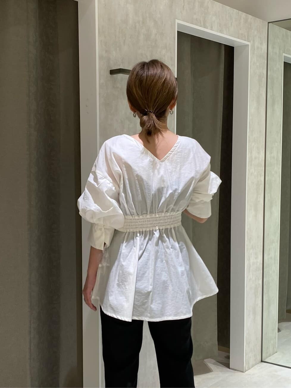 ブラック系のスラックス、ブラック系のサンダル、ブラック系のキャミソールを着用したレディースの春コーディネートの6枚目の写真