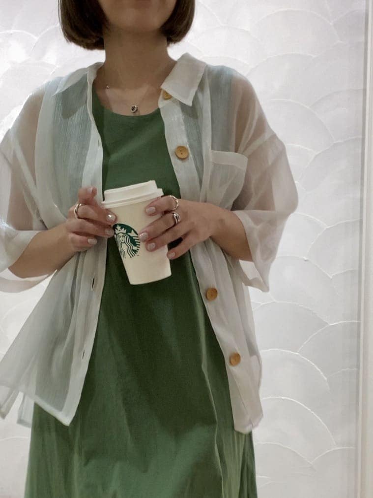 グリーン系のワンピース、その他のサンダル、ホワイト系のシャツ/ブラウスを着用したレディースの夏コーディネートの5枚目の写真