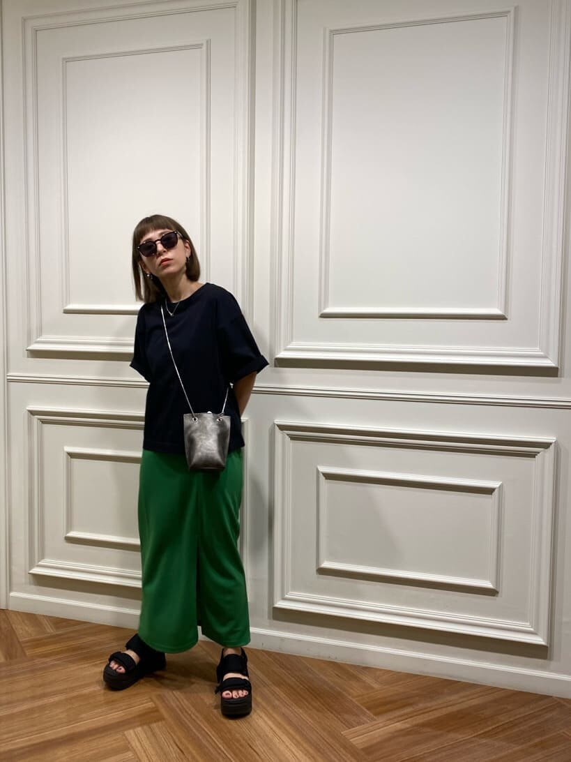 ブラック系のサンダル、ブラック系のTシャツ/カットソー、ブラック系のショルダーバッグを着用したレディースの夏コーディネートの3枚目の写真