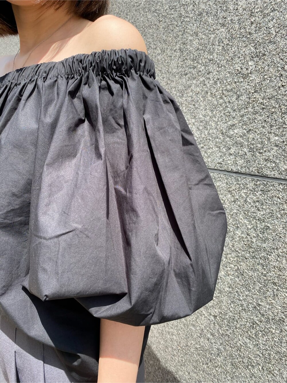 ブラック系のシャツ/ブラウス、ブラック系のサンダル、グレー系のその他パンツを着用したレディースの夏コーディネートの7枚目の写真