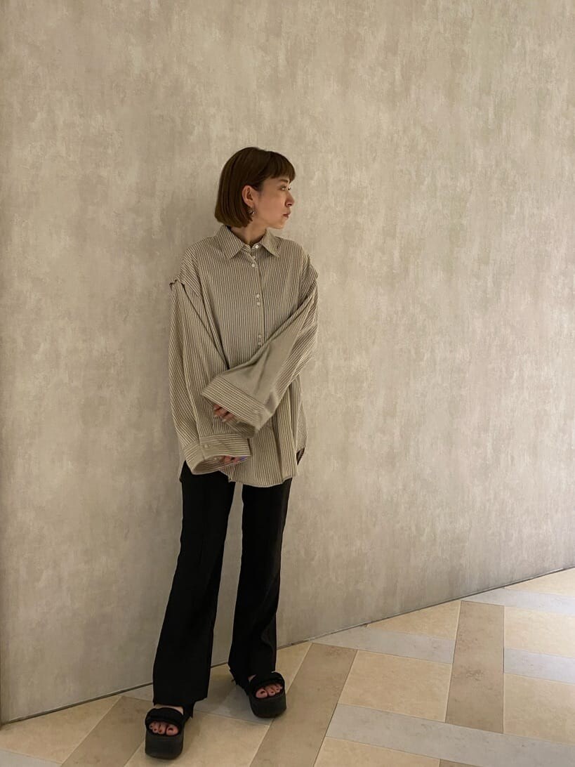 ブラック系のサンダル、その他のシャツ/ブラウス、ブラック系のスラックスを着用したレディースの夏コーディネートの3枚目の写真