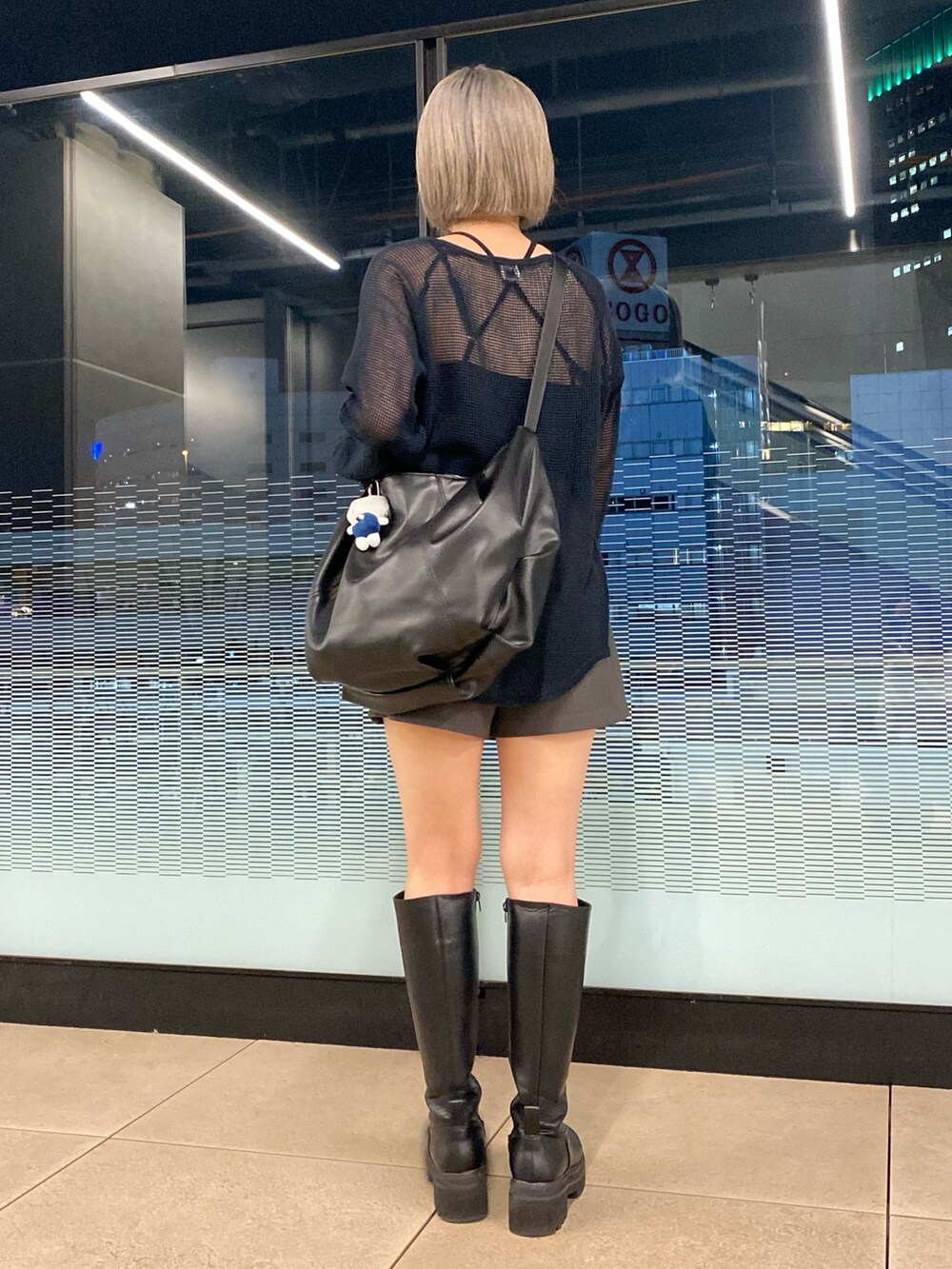 グレー系のその他パンツ、ブラック系のハンドバッグを着用したレディースの秋コーディネートの2枚目の写真