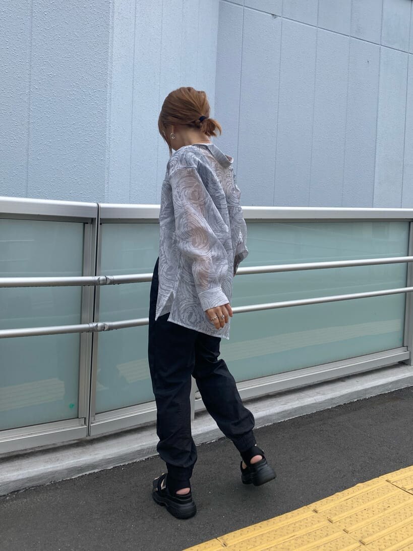 ブラック系のシャツ/ブラウス、ブラック系のその他パンツ、ブラック系のタンクトップを着用したレディースの春コーディネートの3枚目の写真