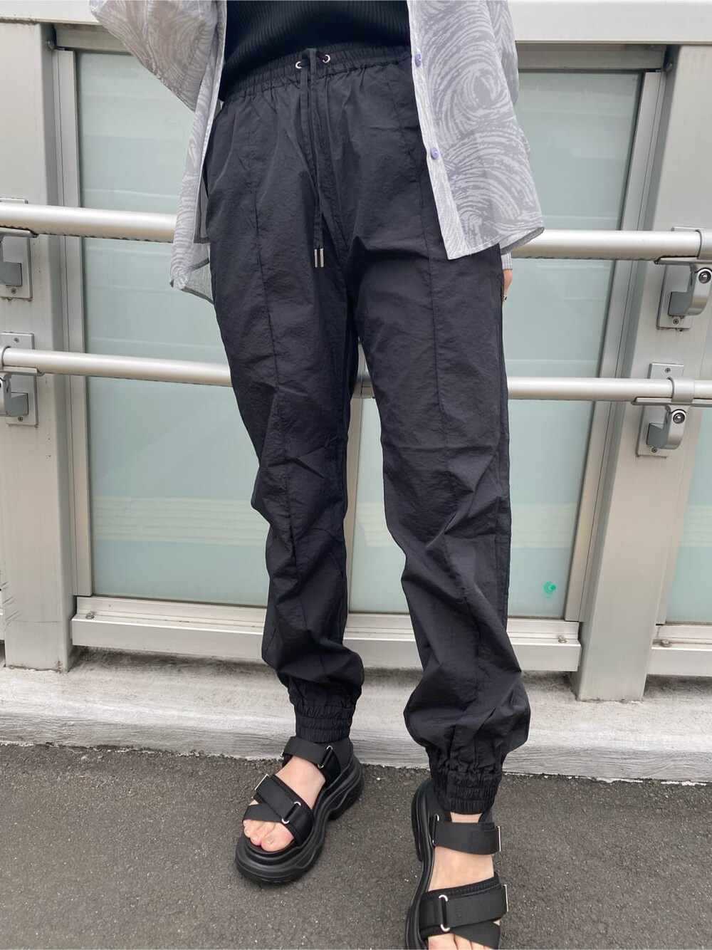 ブラック系のシャツ/ブラウス、ブラック系のその他パンツ、ブラック系のタンクトップを着用したレディースの春コーディネートの10枚目の写真