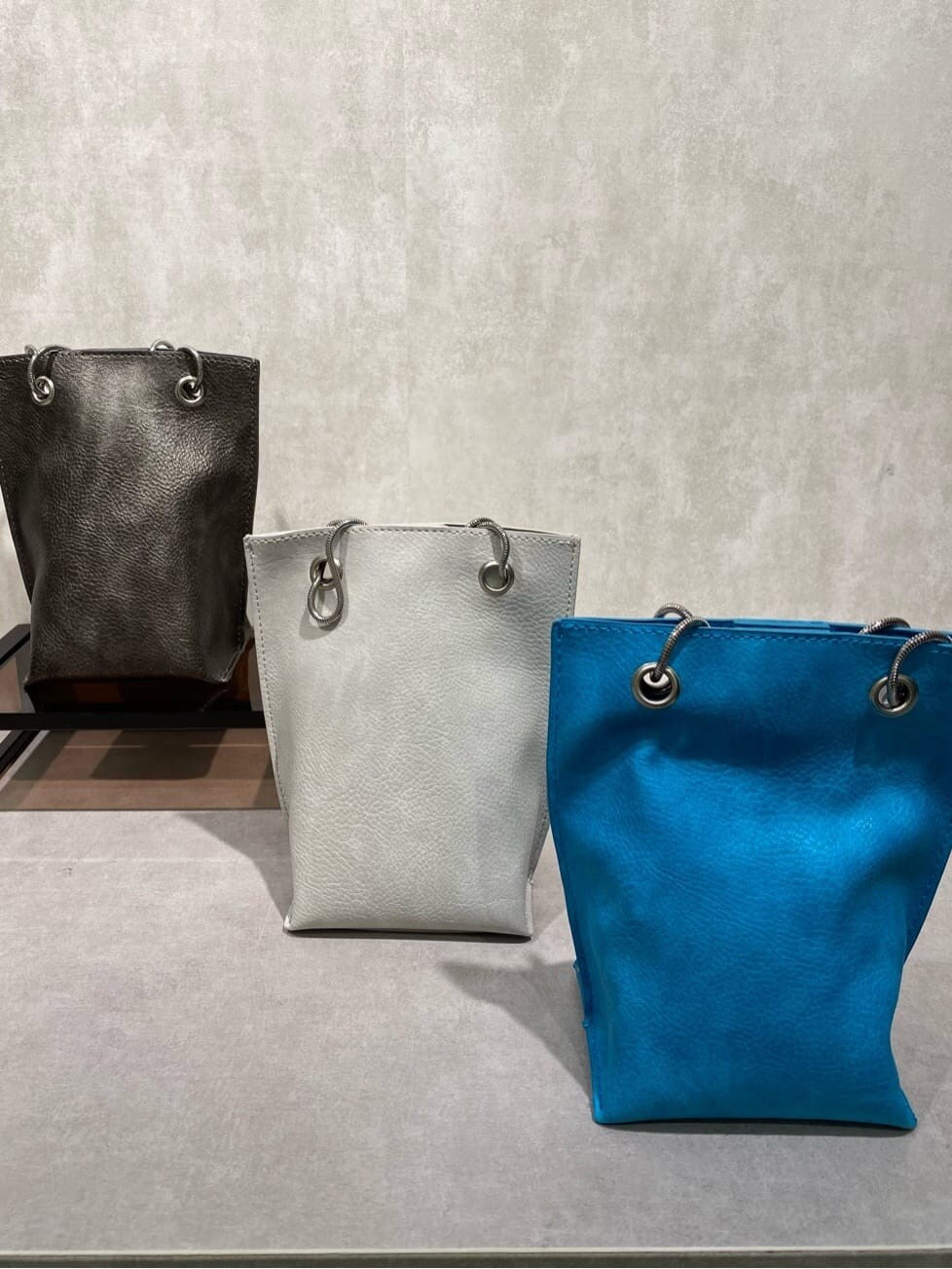 ブラック系のショルダーバッグ、その他のサンダル、グレー系のTシャツ/カットソーを着用したレディースの春コーディネートの8枚目の写真