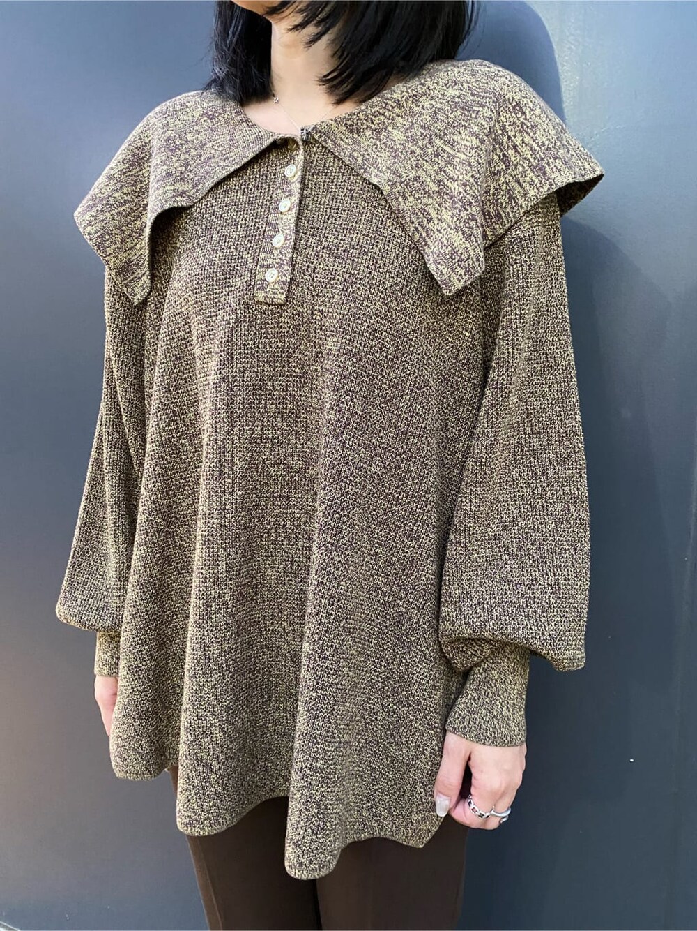 ブラウン系のその他パンツ、ブラック系のブーツ、イエロー系のニット/セーターを着用したレディースの秋コーディネートの5枚目の写真