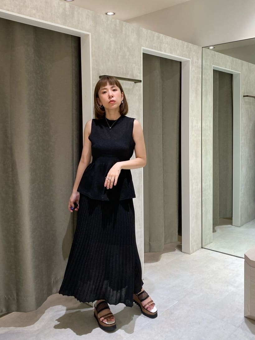 ブラック系のワンピース、その他のサンダルを着用したレディースの春コーディネートの2枚目の写真