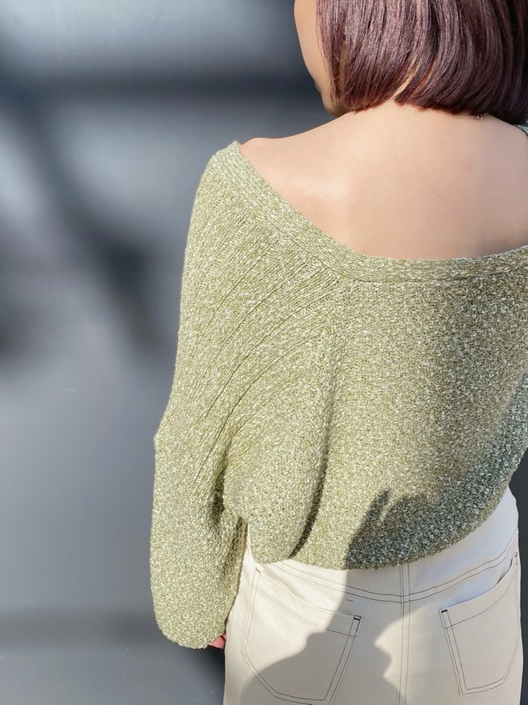 ホワイト系のローファー、ホワイト系のスカート、グリーン系のカーディガン/ボレロを着用したレディースの冬コーディネートの5枚目の写真