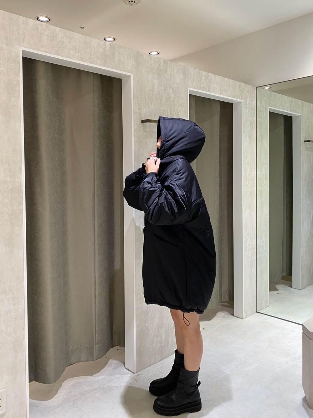 ブラック系のブルゾン、ブルー系のニット/セーター、ブラック系のスカートを着用したレディースの秋コーディネートの4枚目の写真