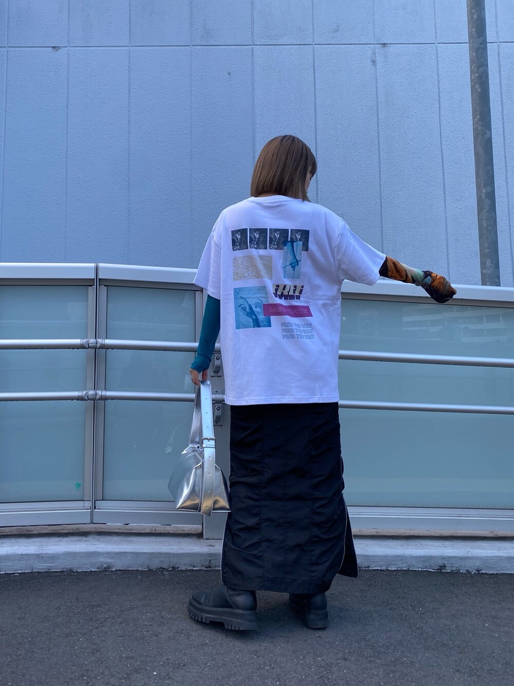 ホワイト系のTシャツ/カットソー、その他のTシャツ/カットソー、ブラック系のスカートを着用したレディースの春コーディネートの2枚目の写真