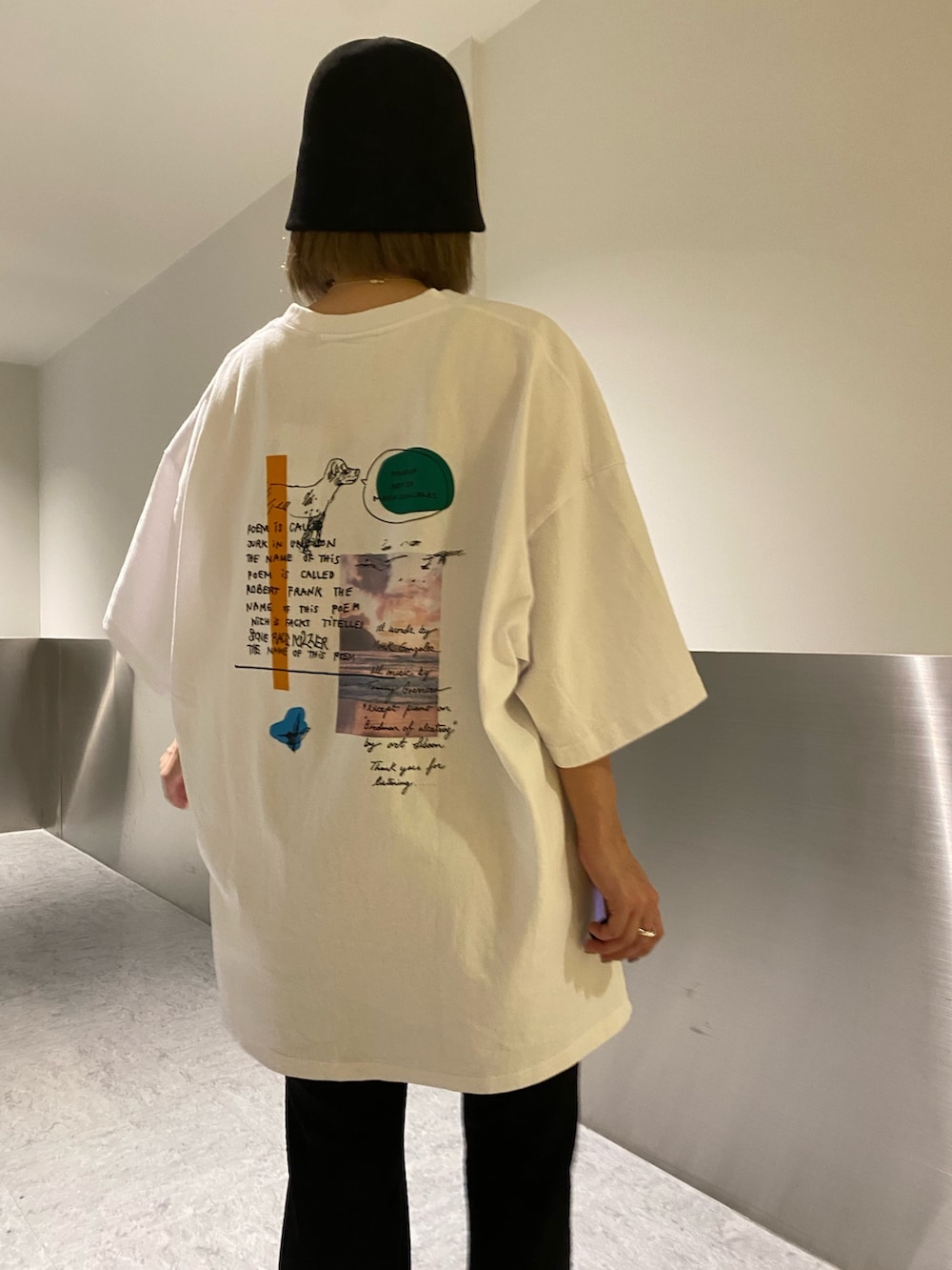ホワイト系のTシャツ/カットソー、ブラック系のその他パンツ、ブラック系のサンダルを着用したレディースの春コーディネートの5枚目の写真