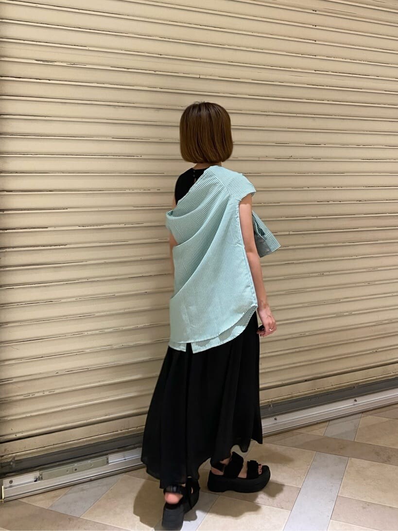 ブラック系のサンダル、ブラック系のワンピース、グリーン系のシャツ/ブラウスを着用したレディースの夏コーディネートの6枚目の写真