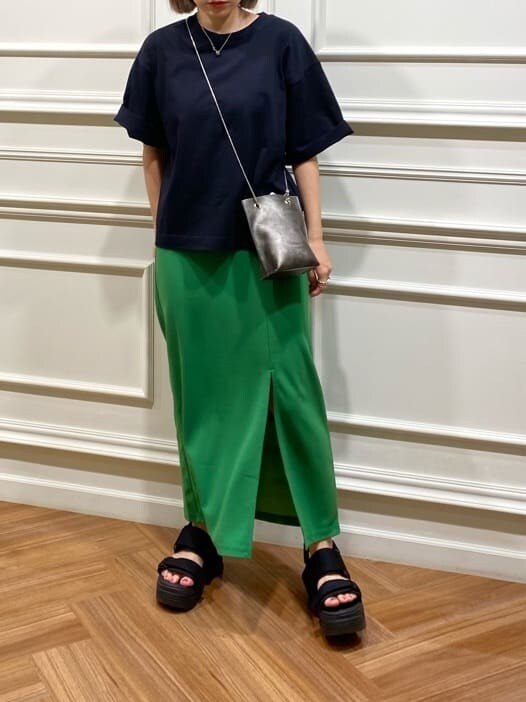 ブラック系のサンダル、ブラック系のTシャツ/カットソー、ブラック系のショルダーバッグを着用したレディースの夏コーディネートの6枚目の写真