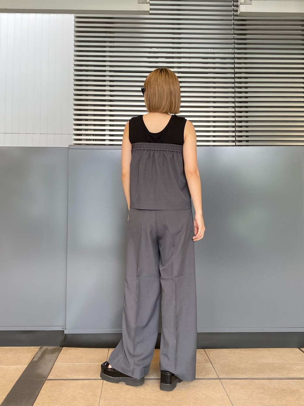 グレー系のその他パンツ、ブラック系のタンクトップを着用したレディースの夏コーディネートの2枚目の写真