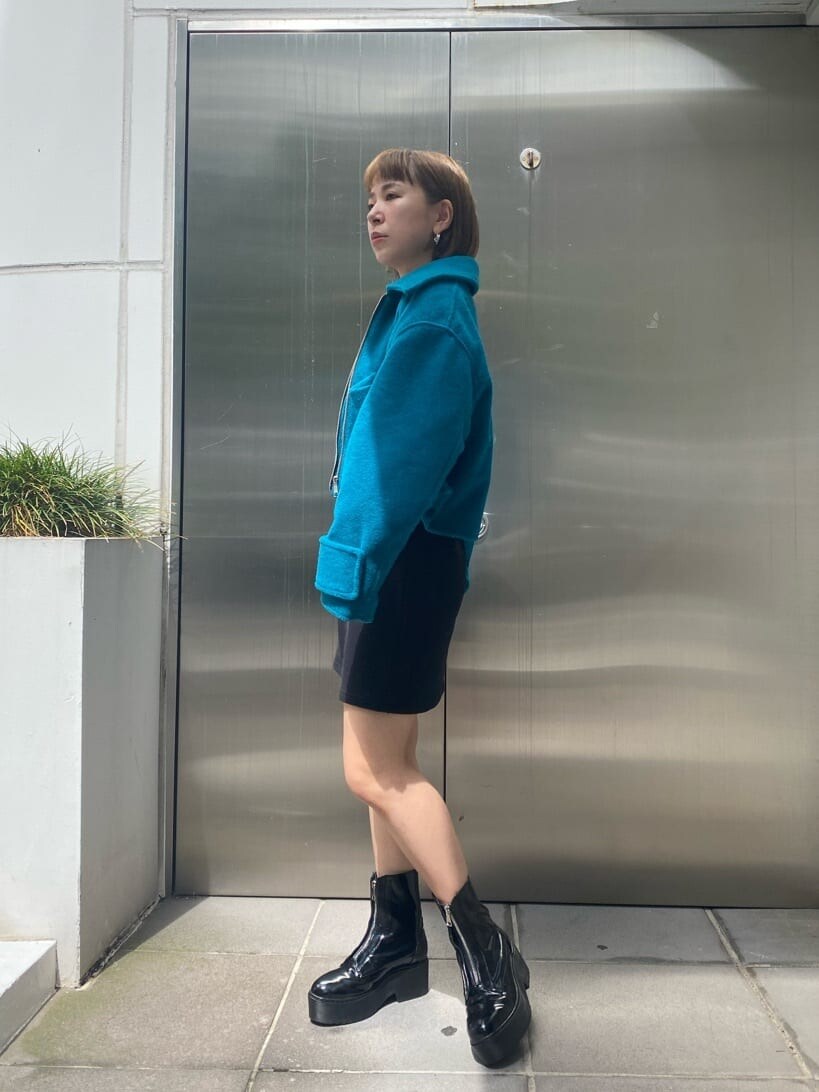 ブラック系のワンピース、ブルー系のブルゾンを着用したレディースの秋コーディネートの3枚目の写真