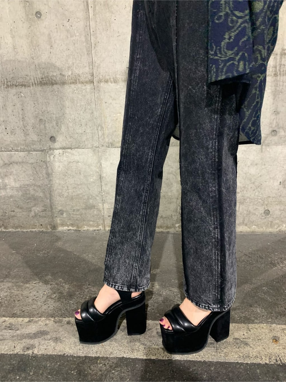その他のシャツ/ブラウス、ブラック系のサンダル、ブラック系のニット/セーターを着用したレディースの夏コーディネートの9枚目の写真
