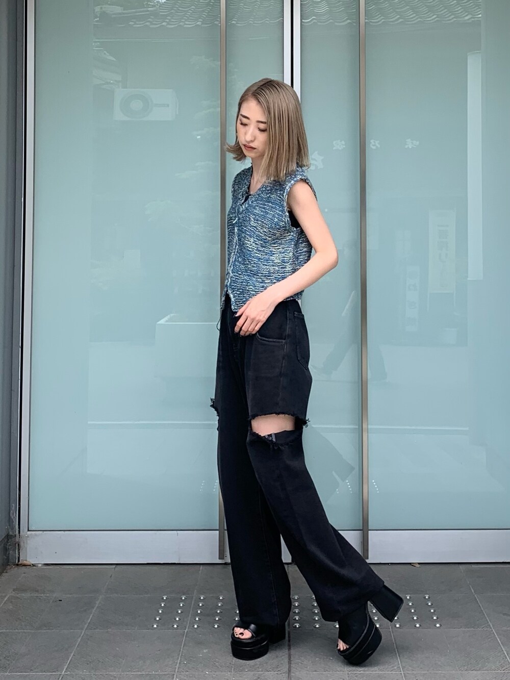 ブルー系のベスト、ブラック系のTシャツ/カットソー、ブラック系のデニムパンツを着用したレディースの夏コーディネートの5枚目の写真