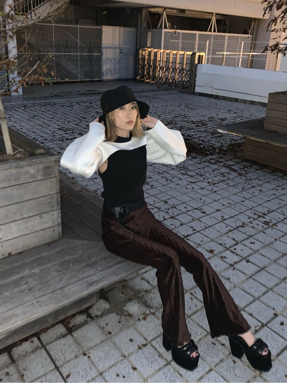 ブラウン系のその他パンツ、ホワイト系のTシャツ/カットソー、ブラック系のTシャツ/カットソーを着用したレディースの夏コーディネートの2枚目の写真