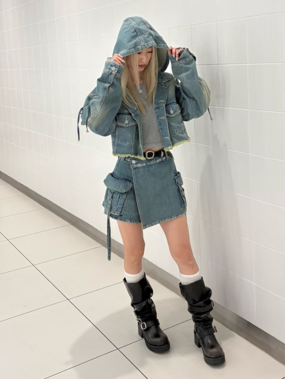 ブルー系のデニムジャケット、ブルー系のその他パンツ、グレー系のTシャツ/カットソーを着用したレディースの冬コーディネートの4枚目の写真