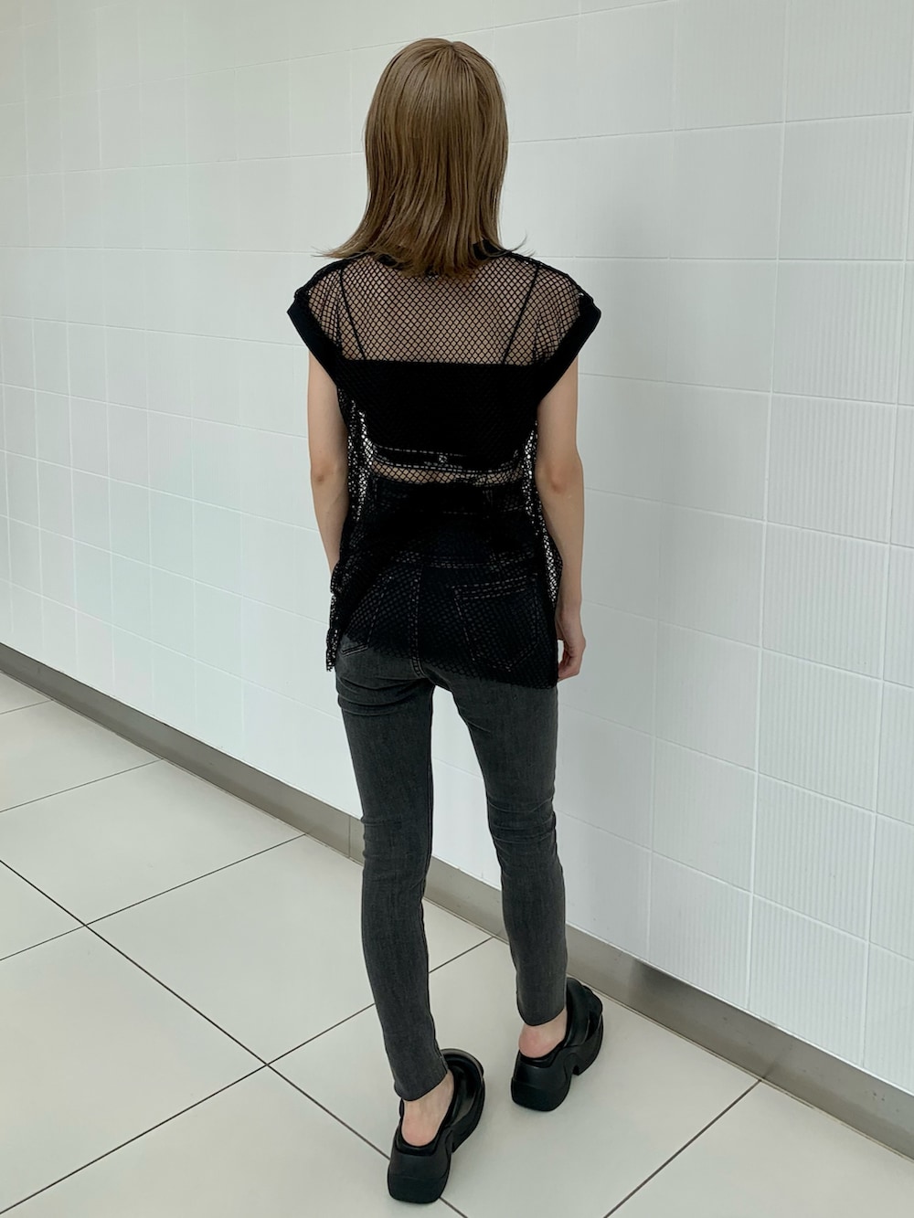 ブラック系のTシャツ/カットソー、グレー系のデニムパンツ、ブラック系のサンダルを着用したレディースの夏コーディネートの4枚目の写真