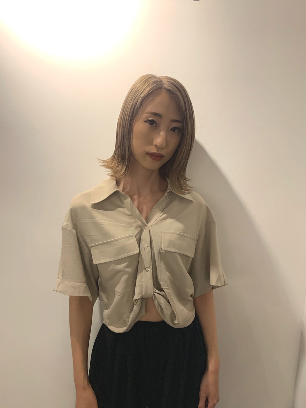 ベージュ系のシャツ/ブラウス、ブラック系のその他パンツ、ブラック系のサンダルを着用したレディースの春コーディネートの7枚目の写真