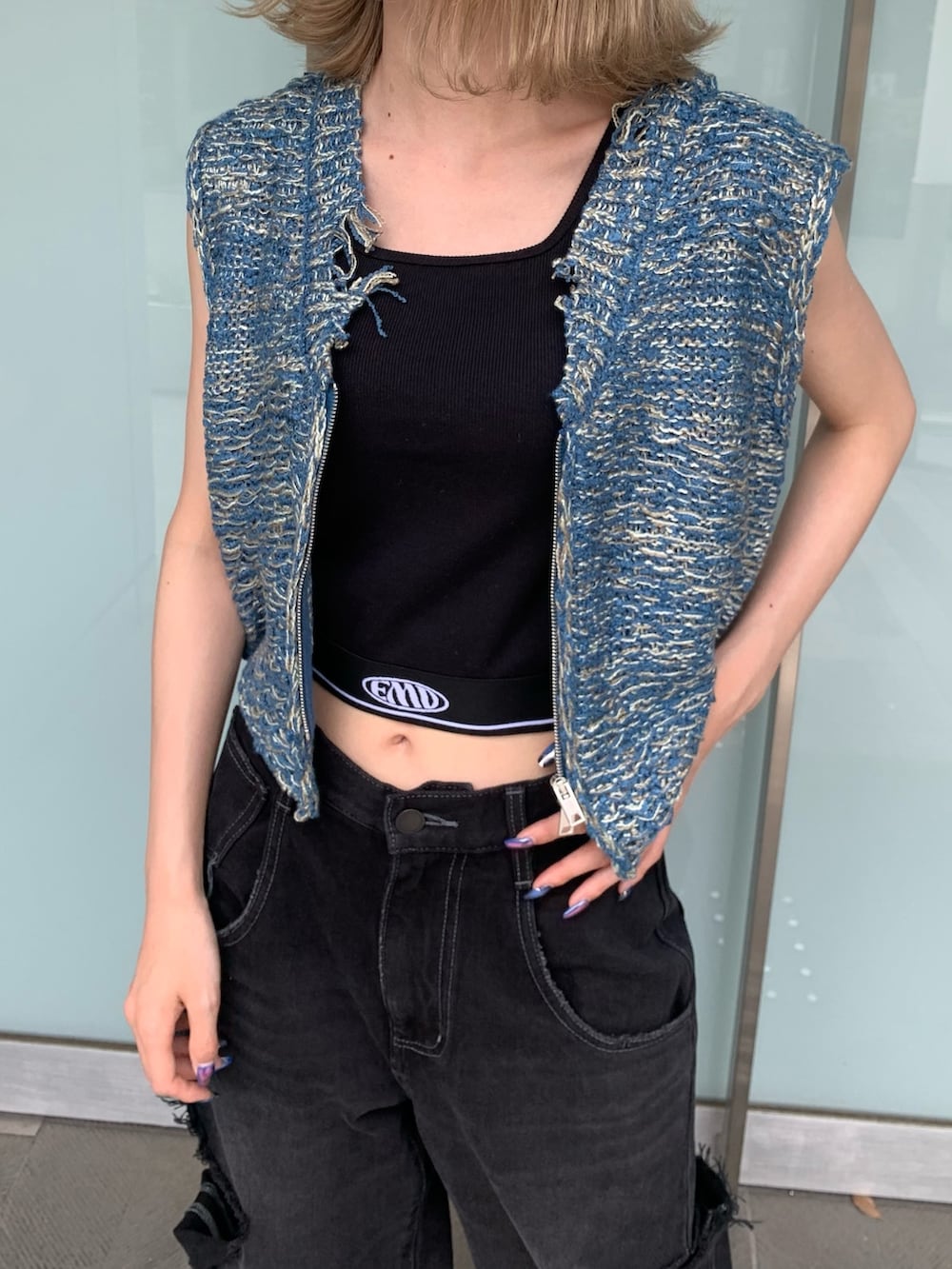 ブルー系のベスト、ブラック系のTシャツ/カットソー、ブラック系のデニムパンツを着用したレディースの夏コーディネートの8枚目の写真