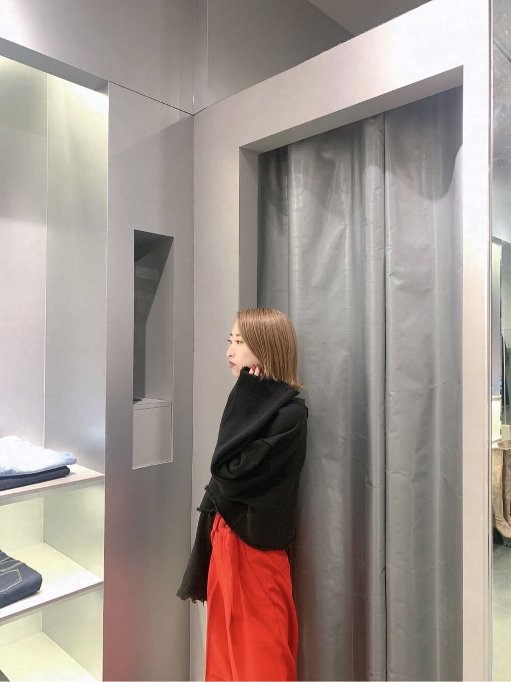 ブラック系のカーディガン/ボレロ、レッド系のその他パンツ、ブラック系のブーツを着用したレディースの秋コーディネートの8枚目の写真