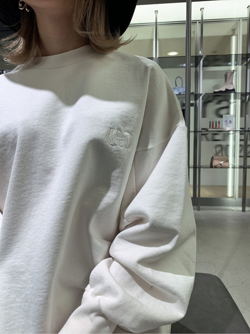 ブラック系のローファー、ホワイト系のTシャツ/カットソー、ブルー系のその他パンツを着用したレディースの冬コーディネートの3枚目の写真