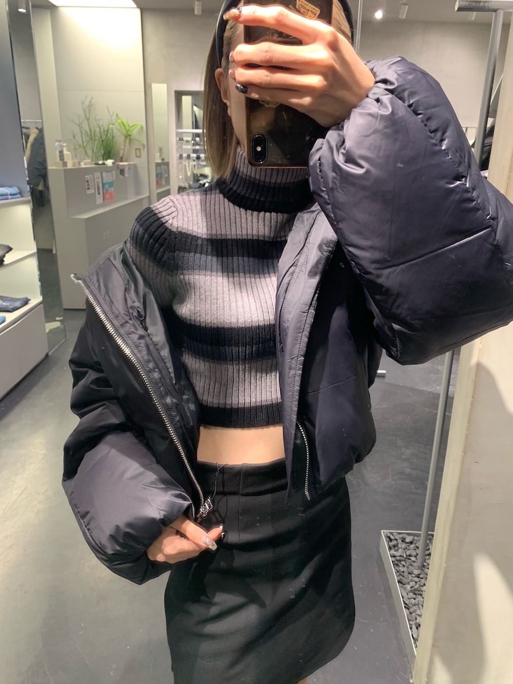 その他のニット/セーター、ブラック系のダウンジャケット/コート、ブラック系のスカートを着用したレディースの秋コーディネートの2枚目の写真