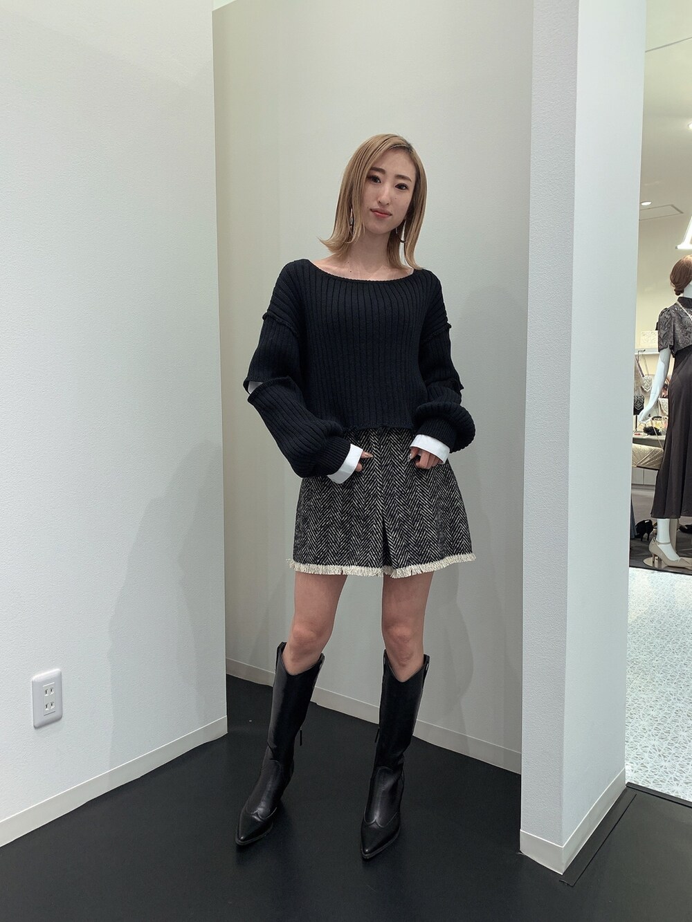 ブラック系のニット/セーター、ブラック系のブーツを着用したレディースの冬コーディネートの4枚目の写真