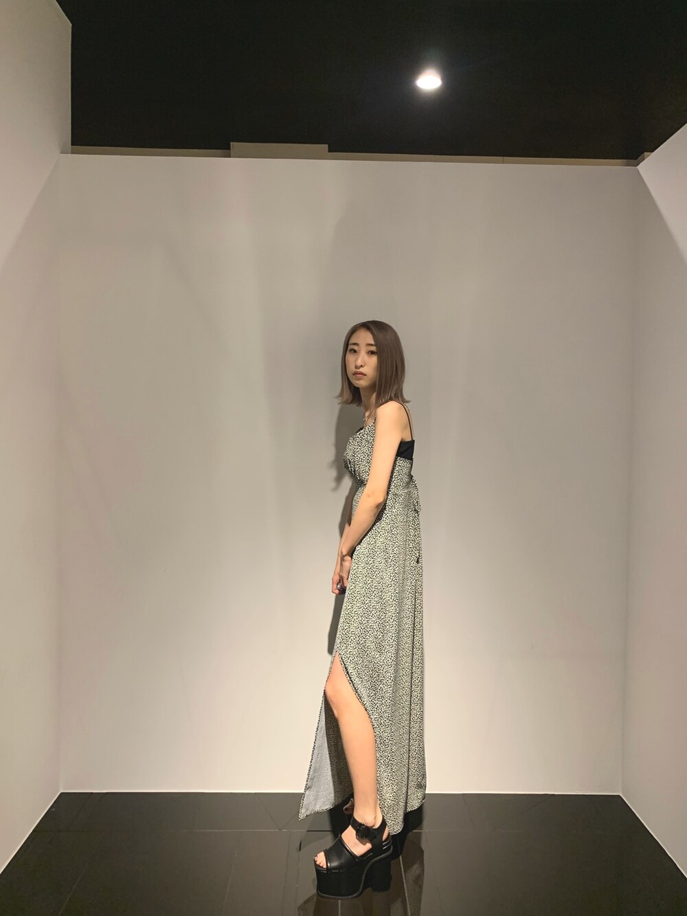 ブラック系のキャミソール、その他のワンピース、ブラック系のサンダルを着用したレディースの春コーディネートの7枚目の写真